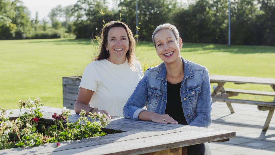 Twee vrouwen aan een picknick tafel