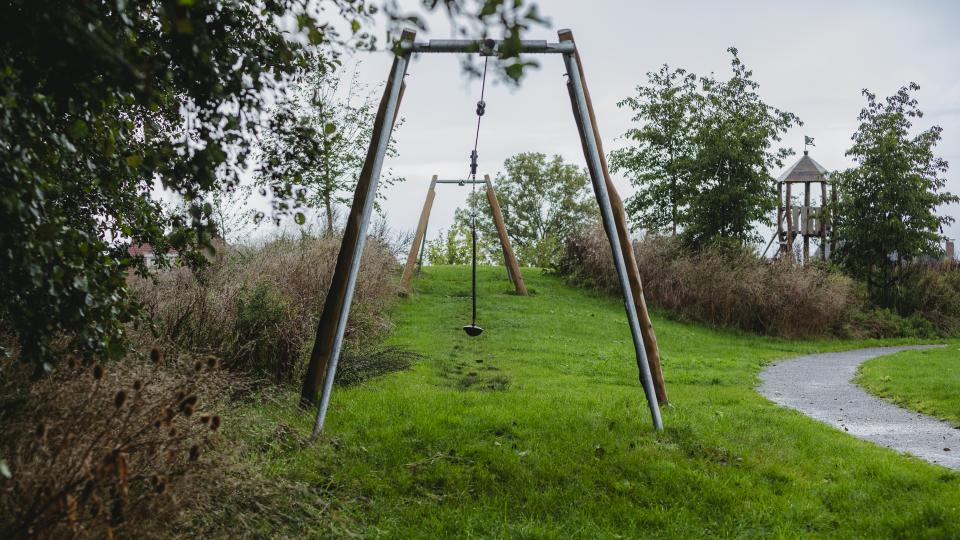 De beweegtuin met diverse speeltoestellen en sportactiviteiten voor volwassenen er is zelfs een mooie visvijver.