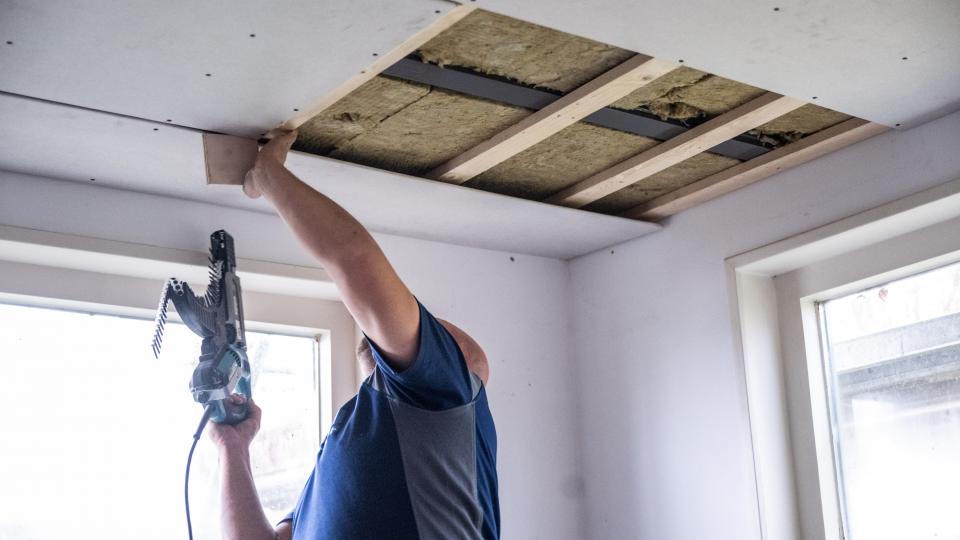 Plafond wordt geïsoleerd door een installateur