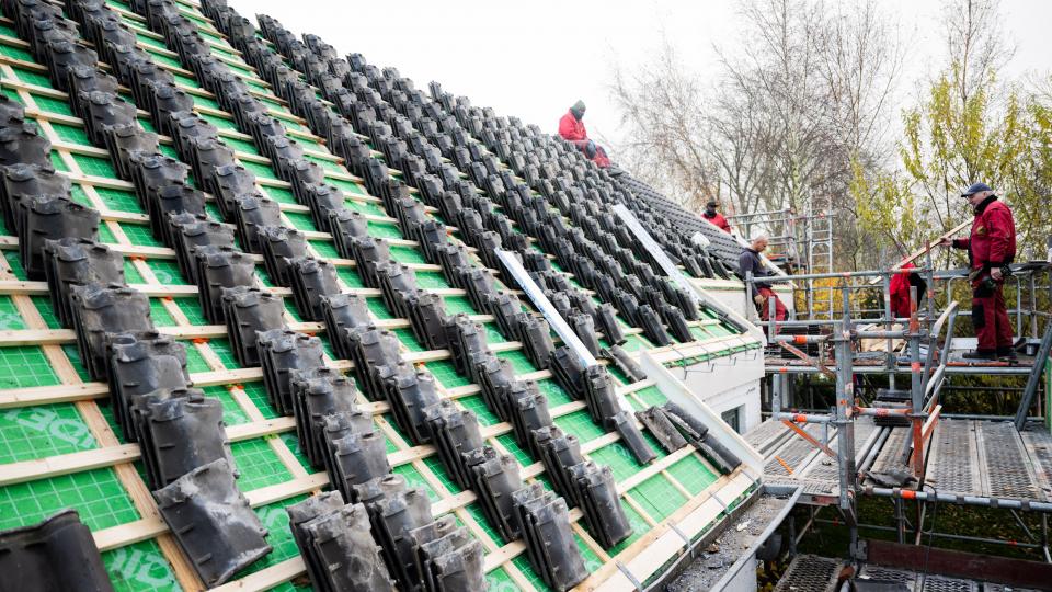 Een dak vol dakpannen die nog gelegd moeten worden