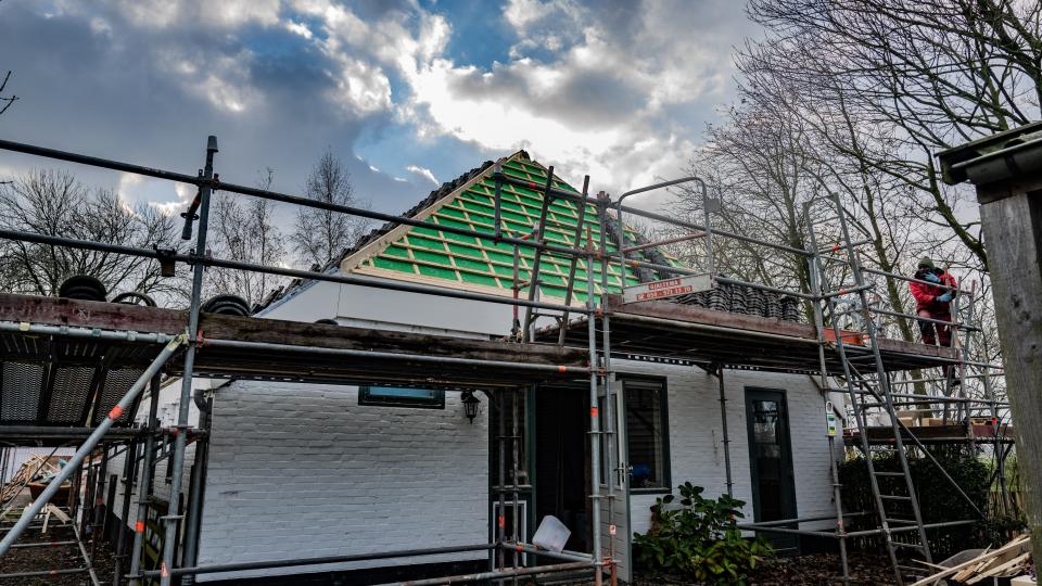 Een huis waar het dak aan wordt verbouwd