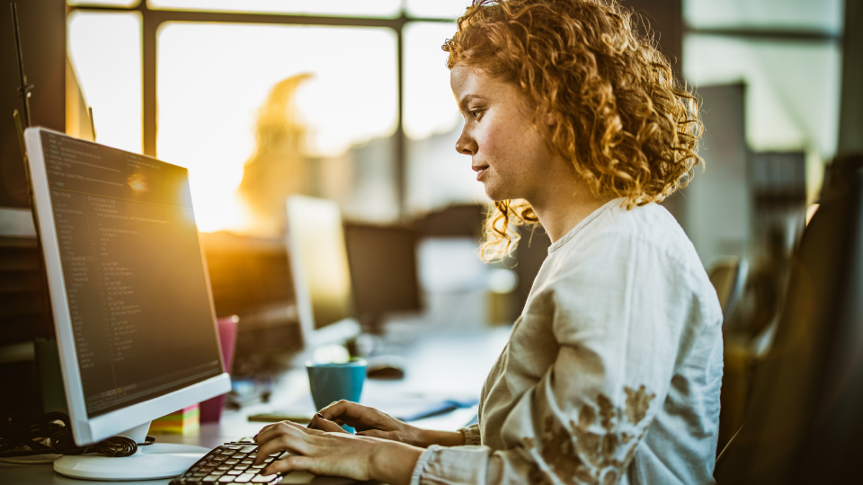 Foto van vrouw achter computer