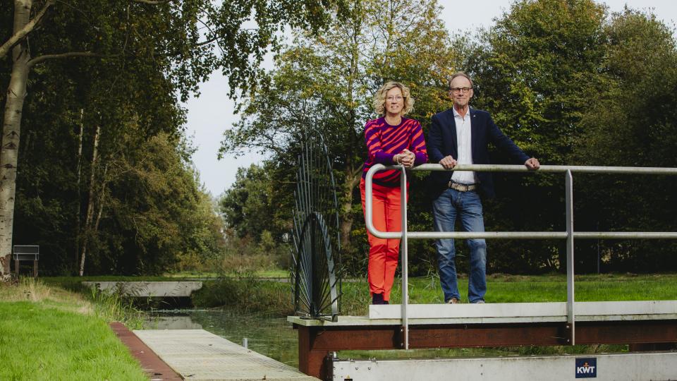 Man en vrouw bij project Meer in Balans van Waterschap Noorderzijlvest