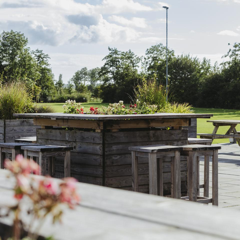 Het terras van dorpshuis de Wjukken is ook opgefleurd met plantenbakken 