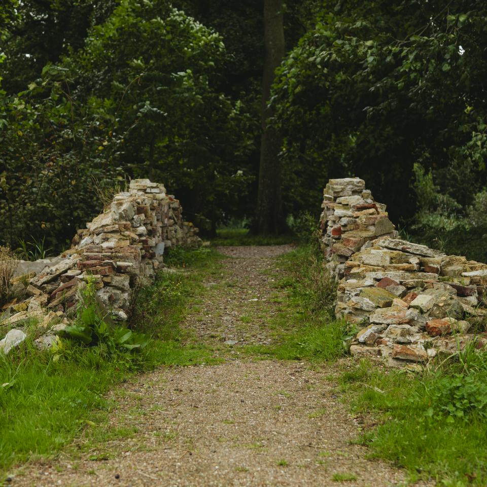 Brug gemaakt van overgebleven stenen uit de restauratie