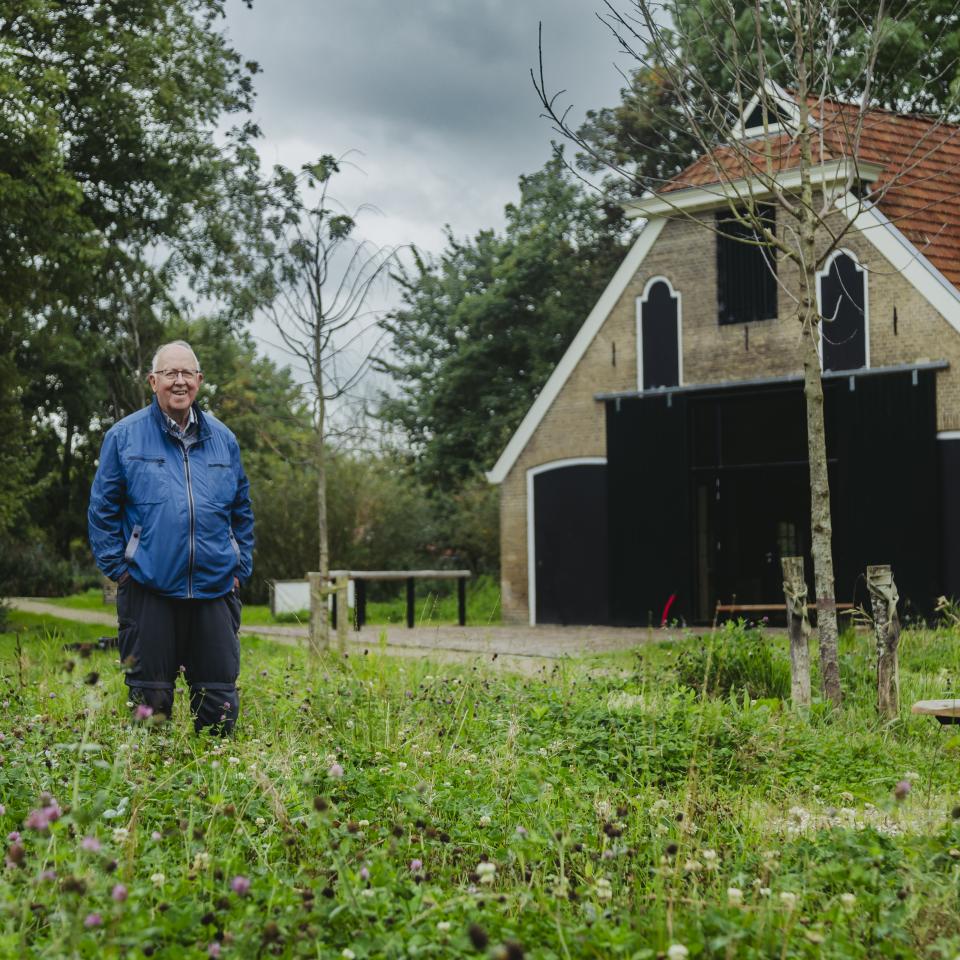 Foto van Henk in de bloementuin voor het vernieuwde Lytshús