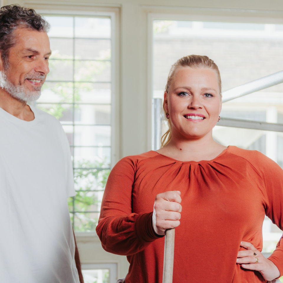 Man en vrouw verbouwen hun huis