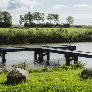 De beweegtuin met diverse speeltoestellen en sportactiviteiten voor volwassenen er is zelfs een mooie visvijver.