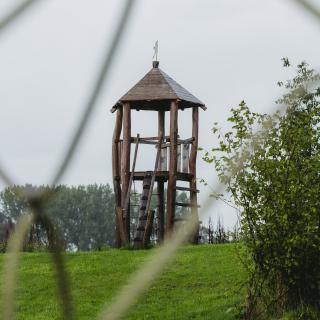 De beweegtuin met diverse speeltoestellen en sportactiviteiten voor volwassenen er is zelfs een mooie visvijver.