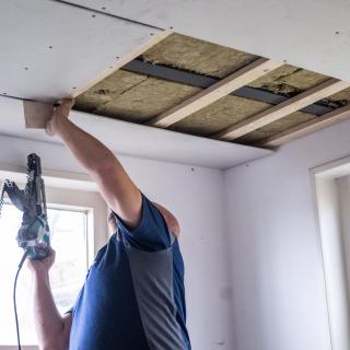 Plafond wordt geïsoleerd door een installateur